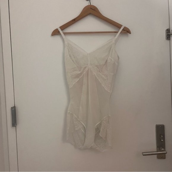 Spanx Spotlight On Lace Bodysuit - Picture 4 of 5